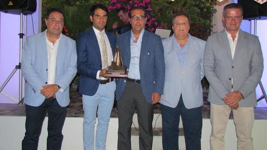 Salvador Vega recoge el Trofeo Vicente Zabala al toreo de capa