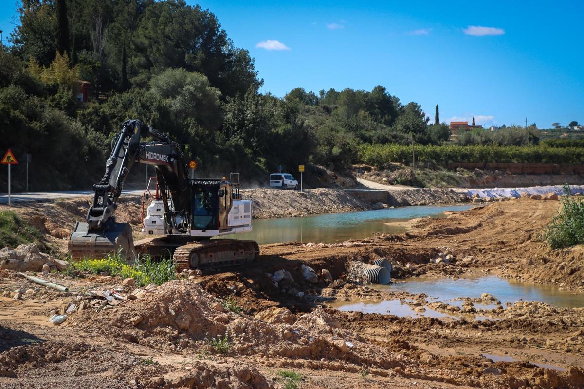 Trabajos en los caminos pegados al barranco de l'Horteta