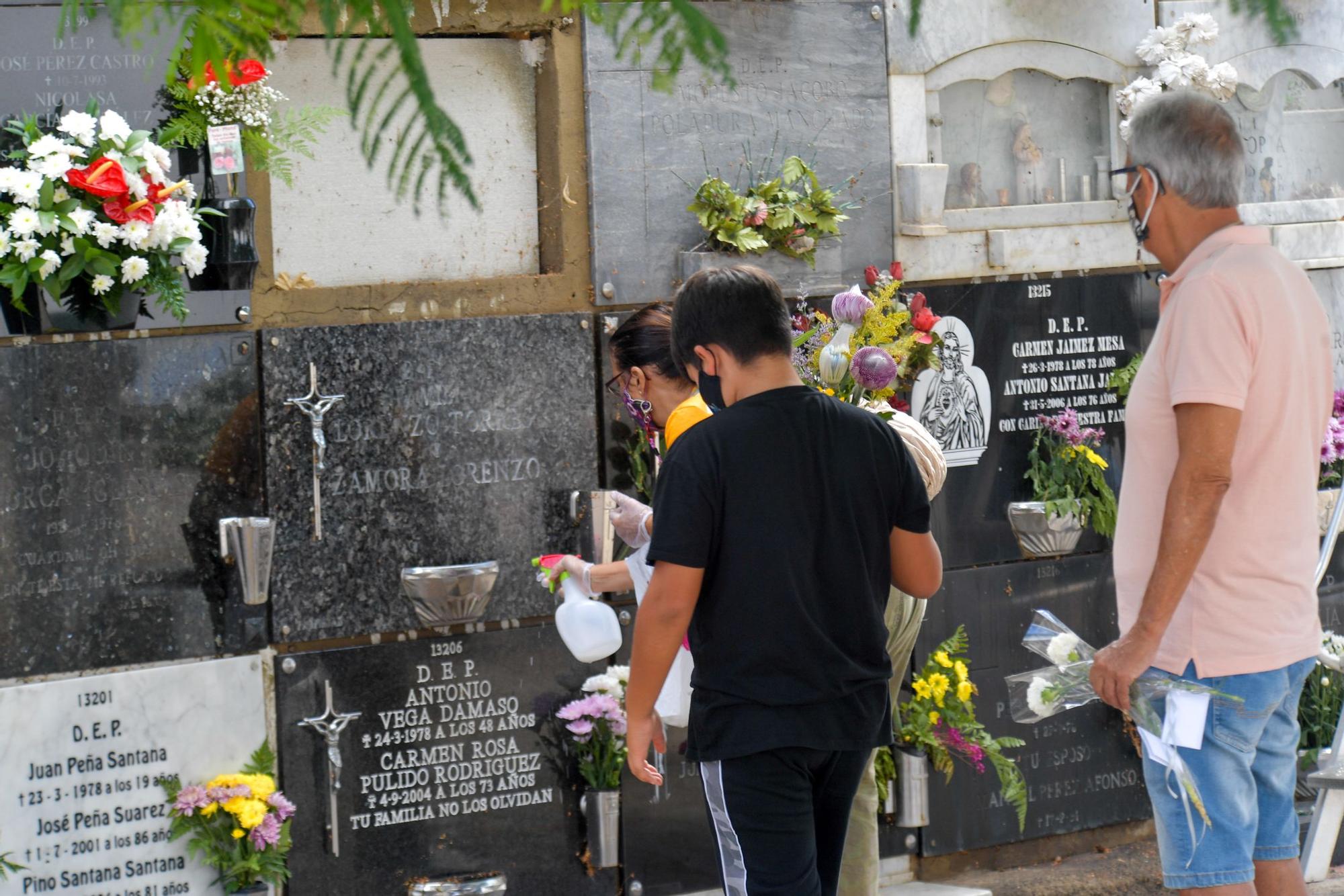 Día de Todos los Santos en el cementerio de San Lázaro (01/11/2021)