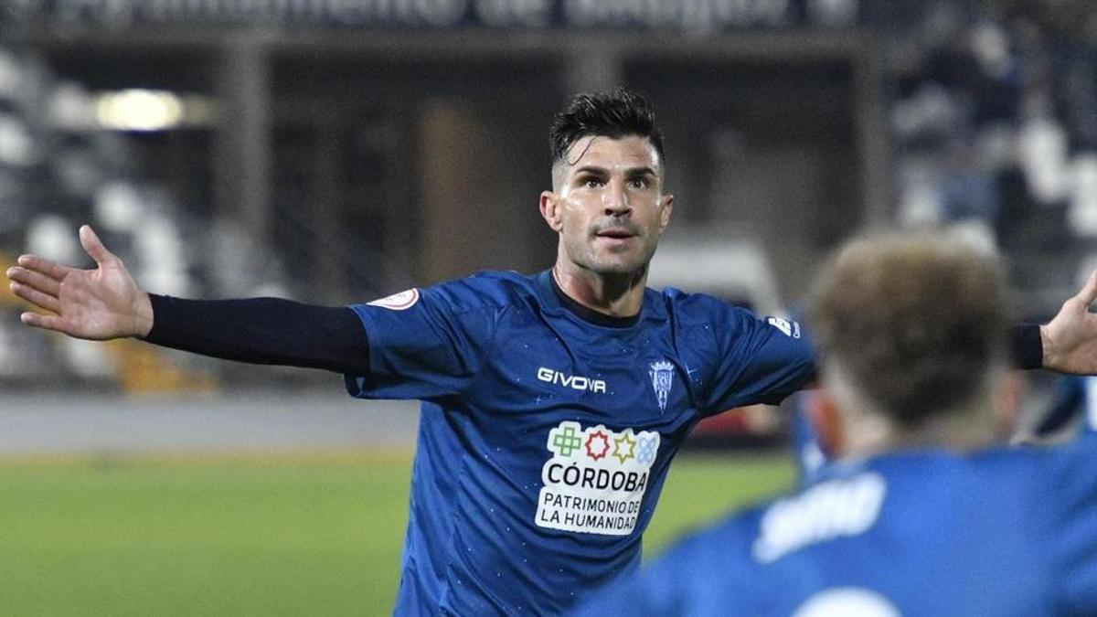 Willy Ledesma celebra un gol en el encuentro del Córdoba CF en Badajoz.