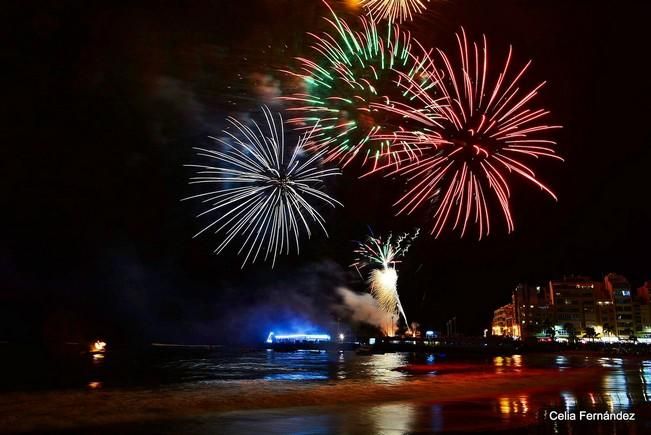 Espectáculo de fuegos artificiales tras el entierro de la sardina