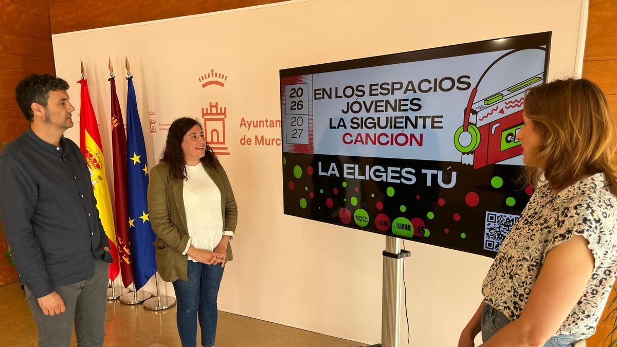 En el centro, la edil de Talento Joven y Espacios Públicos presenta las encuestas para diseñar las actividades de los espacios jóvenes.