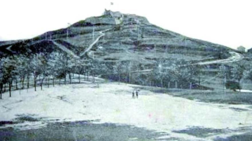 El monte del Castro visto desde el Campo de Granada, a principios del siglo XX.  //.J.G.R.