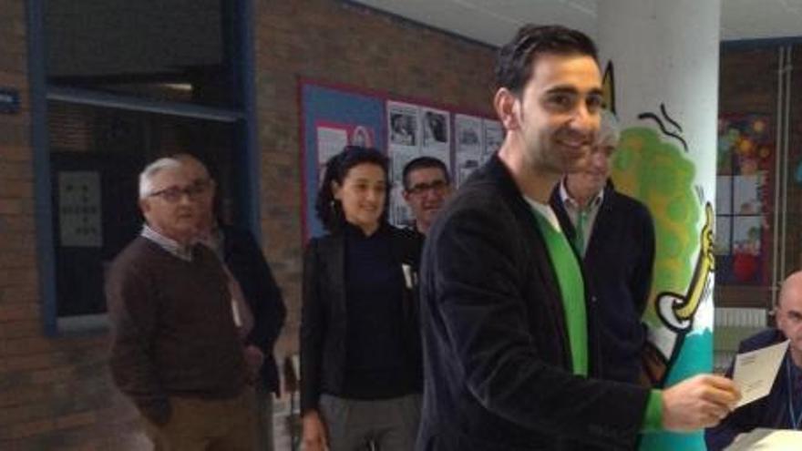 Óscar Carballo número 2 de CxG votando en el colegio Irmáns Villar de Ourense
