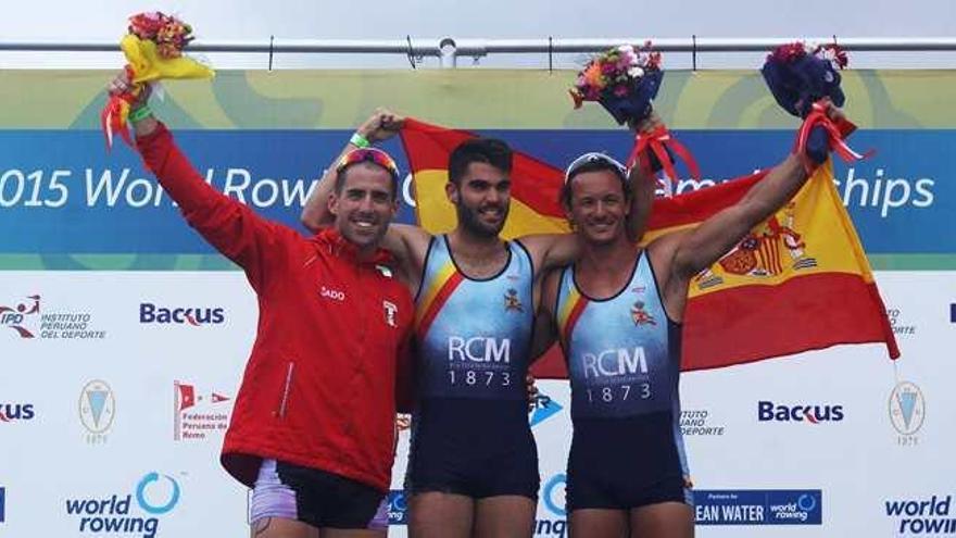 Podio del Mundial del Remo Coastal, con los malagueños Adrián Miramón (1º) y Adolfo Ferrer (3º).