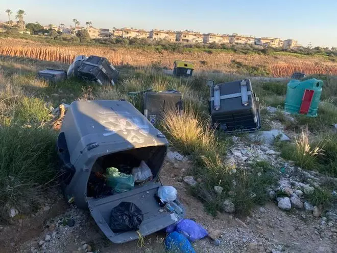 Así está una parcela municipal en Orihuela Costa de acopio de materiales