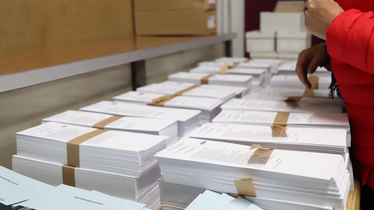 Papeletas electorales preparadas para unos comicios en Aragón.