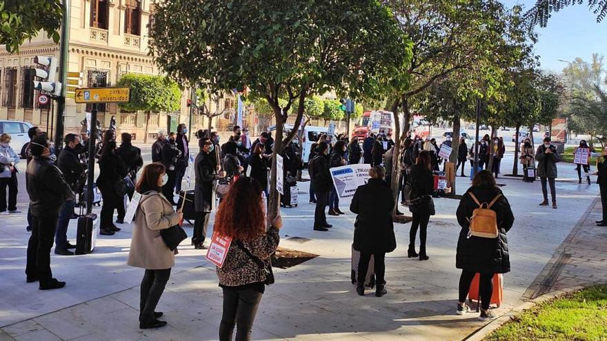 Concentración del sector de las agencias de viajes frente a la Delegación del Gobierno, ayer.