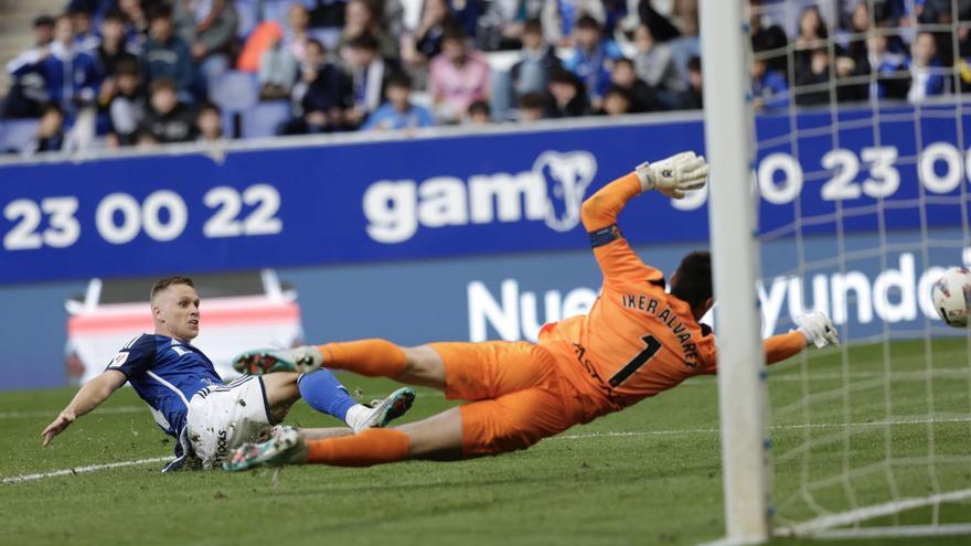 Alemão bate a Iker Álvarez y logra su segundo gol en el partido del domingo. | Miki López