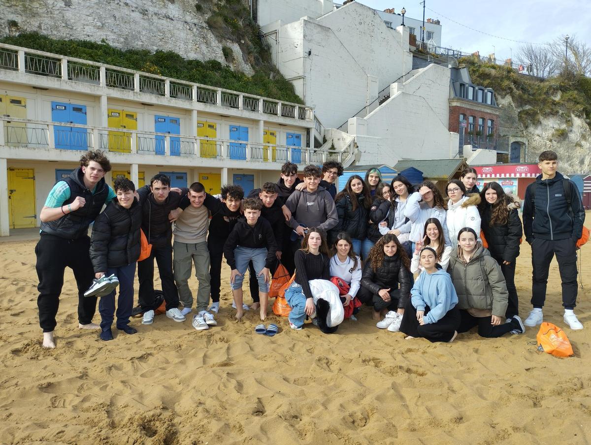 Los estudiantes de Casetas en su visita a la playa durante su estancia en Reino Unido.