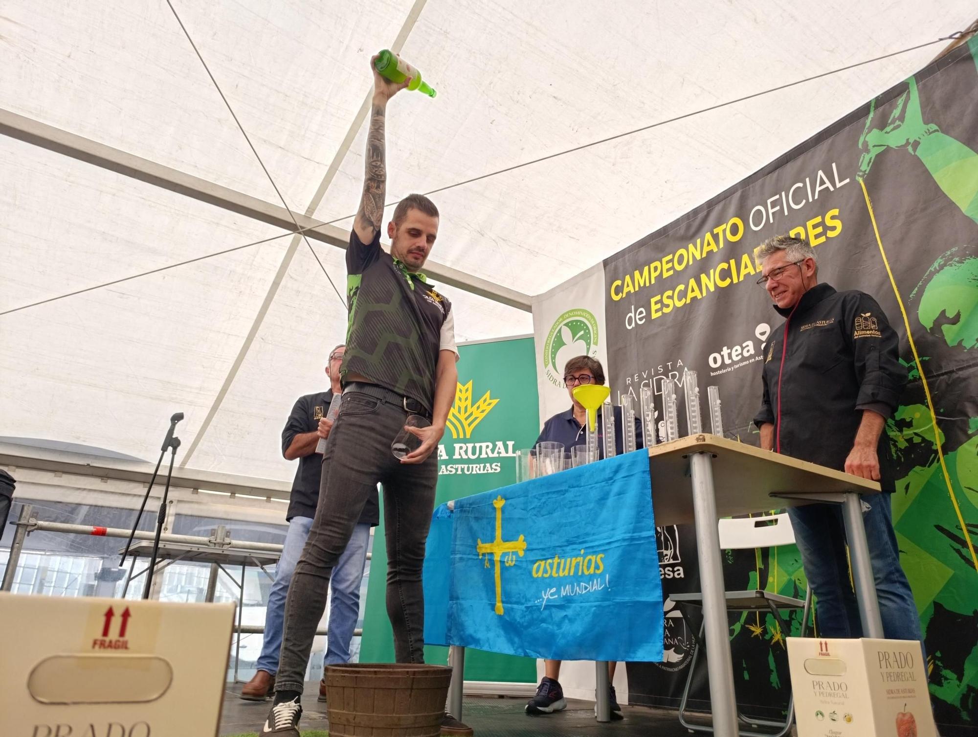 Amauris La Pauta, ganador del Concurso de Escanciadores de Pola de Siero