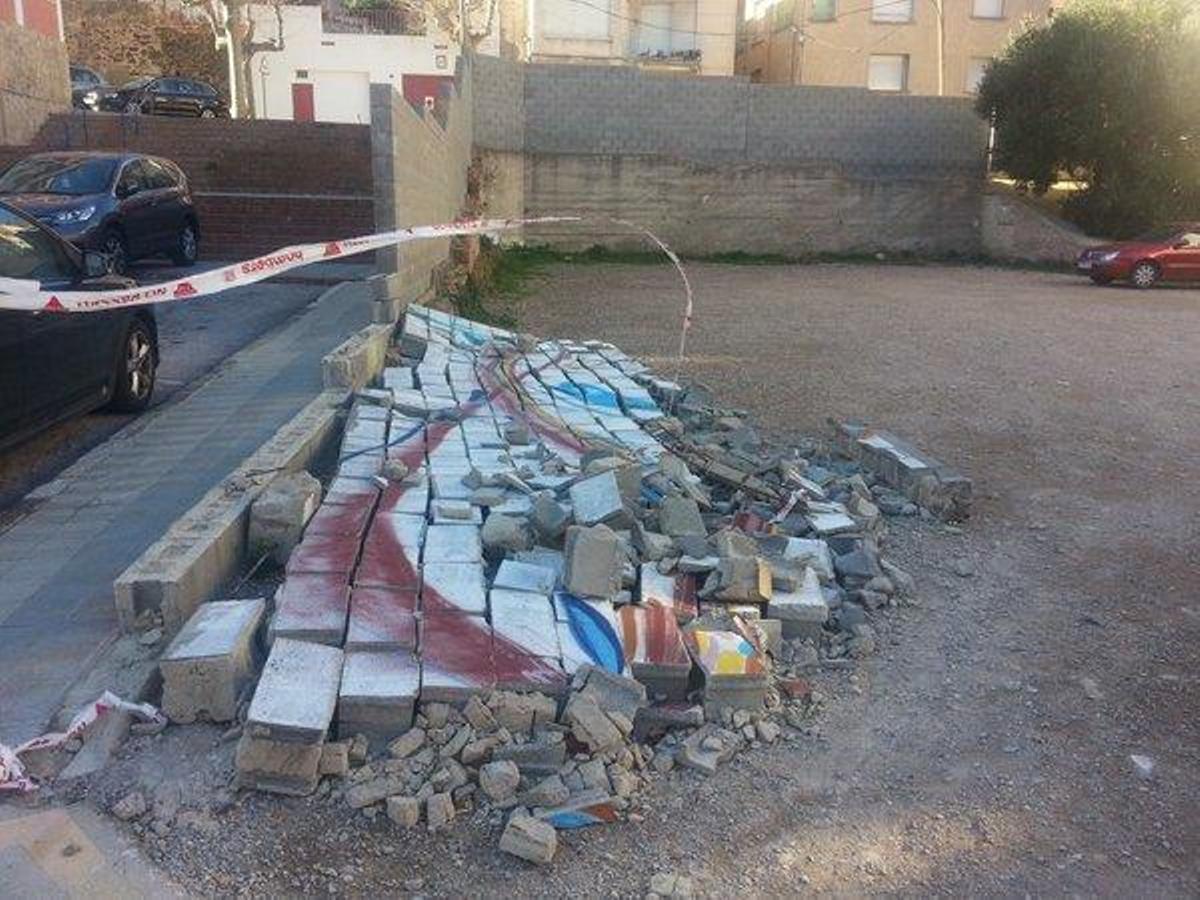 La tramuntana fa caure un mur de sis metres a Portbou en una imatge d'arxiu.