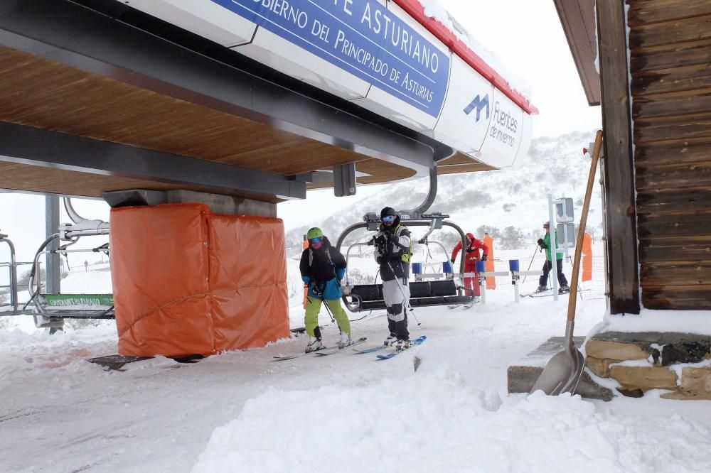 Primer día de esquí en la estación de Fuentes de Invierno