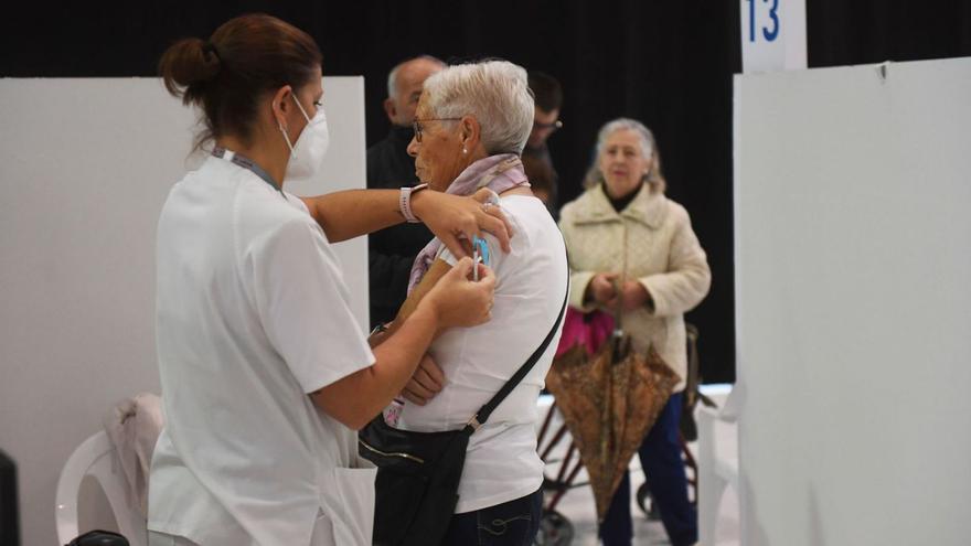 Una mujer recibe una vacuna, el pasado mes de octubre. |  // CARLOS PARDELLAS