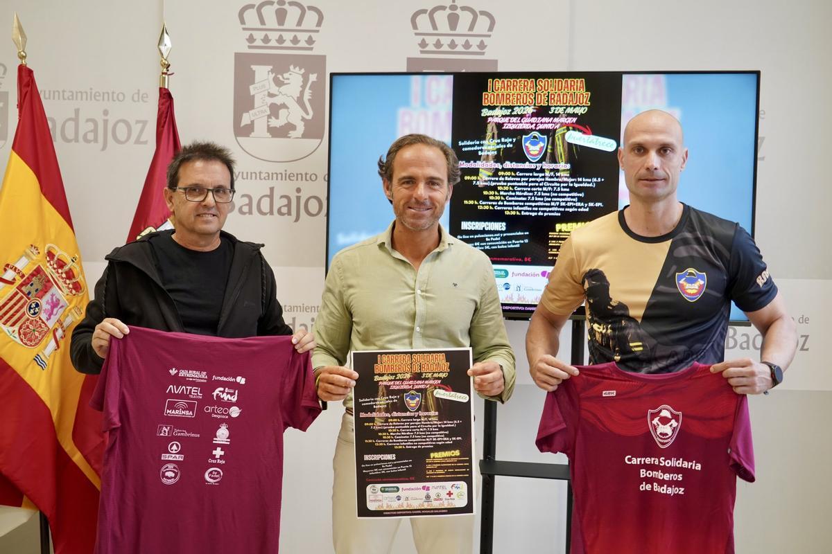 De izquierda a derecha; José Manuel Muñoz, Juan Parejo y Manuel Marín en la presentación de la carrera.