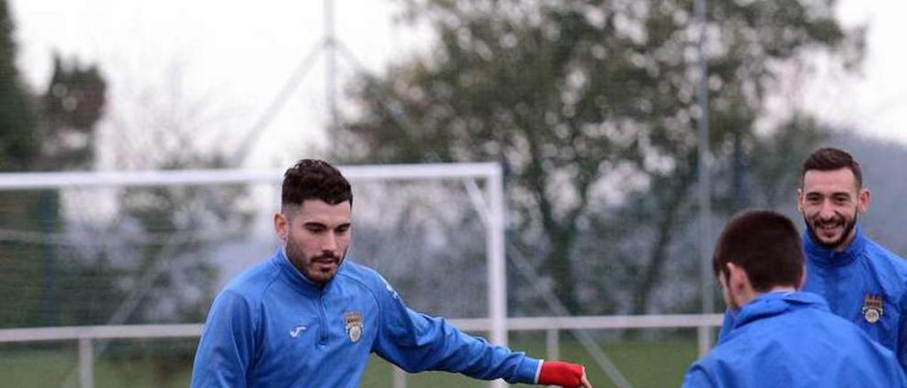 Álex Fernández, encarando con el balón ayer. // Rafa Vázquez