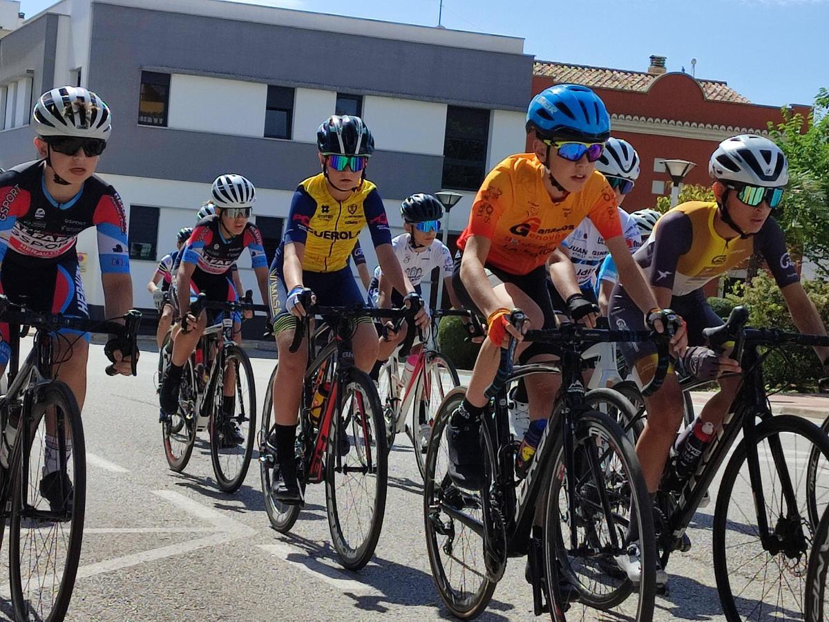 Ciclistas de las escuelas en el Trofeu de Almussafes.