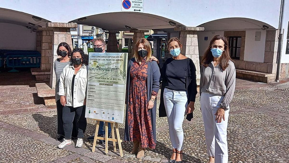 Por la izquierda, Elena Barrio, Graciela Valle, Lluis Nel Estrada, Mónica Gutiérrez, Marifé Gómez y Salomé García, ayer, durante la presentación del certamen. | María Villoria