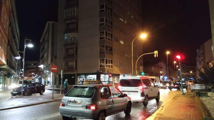 Calles alumbradas en el centro urbano de Cangas, ayer por la noche. // G.Núñez