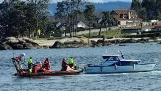 Rescatan a tres tripulantes de una embarcación encallada en Vilanova de Arousa