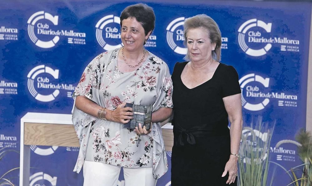 La vicepresidenta del grupo editorial Prensa Ibérica, Arantza Sarasola, subió al estrado para reconocer la labor realizada por la oncóloga Catalina Vadell al frente del hospital comarcal de Manacor.