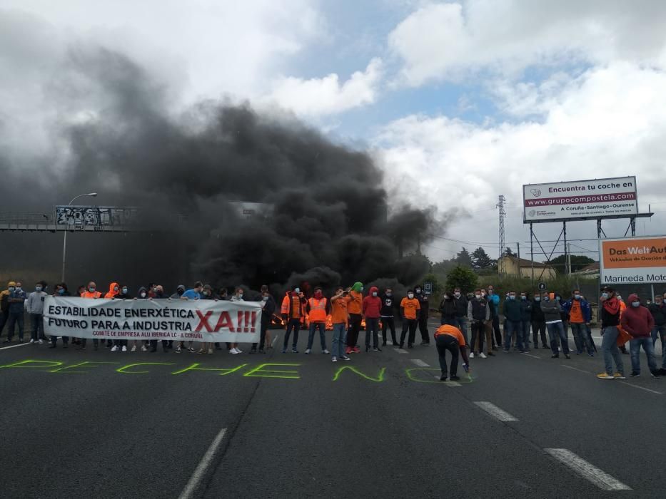 La policía ha tenido que cortar el tráfico. Los empleados exigen implicación a las administraciones para hacer cumplir lo acordado con la venta de Alcoa a Parter y el nuevo traspaso al grupo Riesgo.