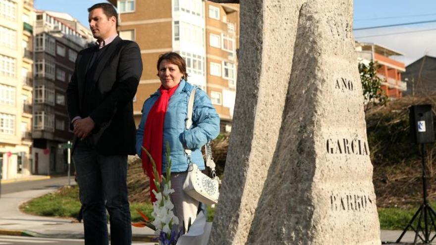 Homenaxe a Manuel García Barros xunto á escultura que o lembra na Avenida da Cultura.   | // BERNABÉ