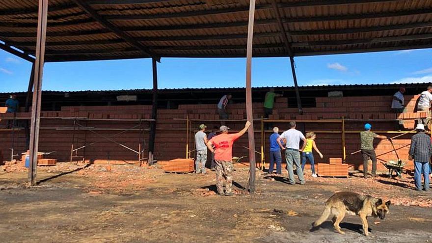 Todos a una: reconstruyen la nave quemada de Vegalatrave tras el incendio de Lober