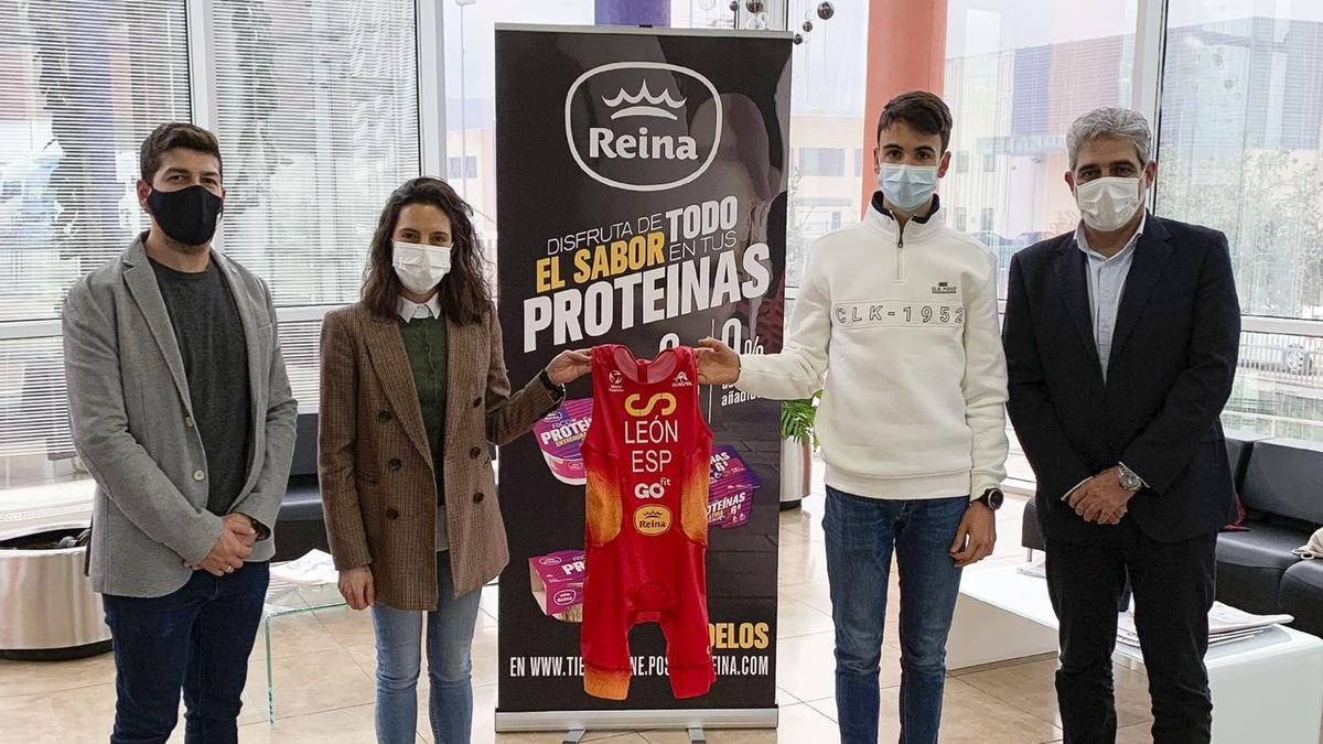 Pablo León junto a los responsables de Reina Group