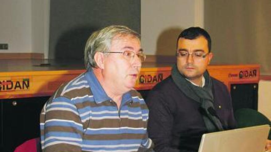 Francisco Trinidad, junto a Adrián Barbón, durante la presentación del libro.