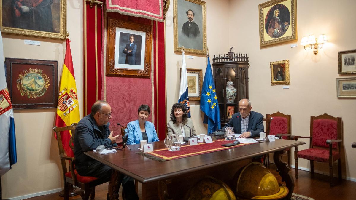 La mesa redonda ‘La novela de no ficción entre la literatura y el periodismo’ en el primer día de las Jornadas.