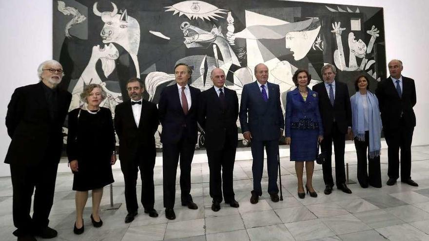 Los reyes Juan Carlos y Sofía, junto con la comitiva que les acompañó, delante del &#039;Guernica&#039;.