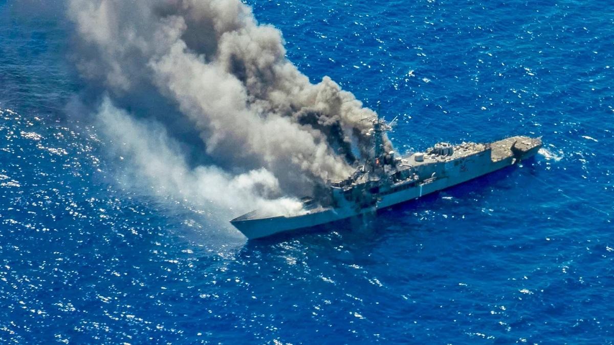 La Marina de Estados Unidos parte por la mitad una fragata en unas pruebas