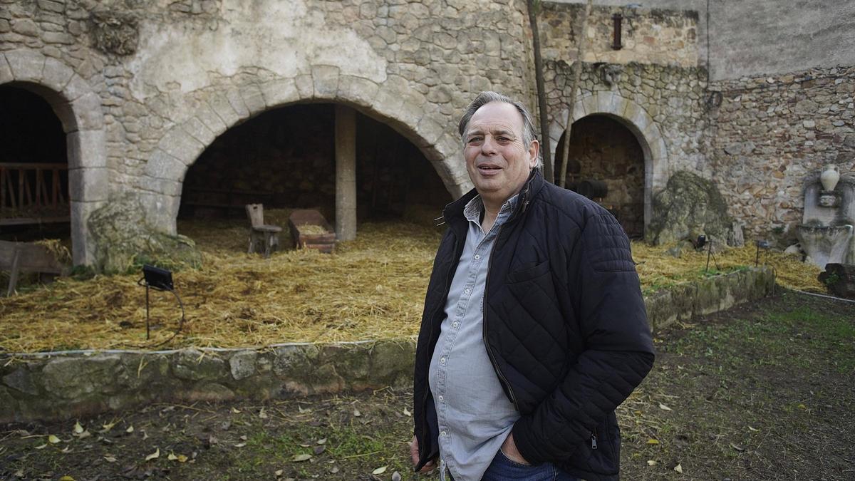 Jordi Formatger, davant d'una de les escenes del Pessebre Vivent