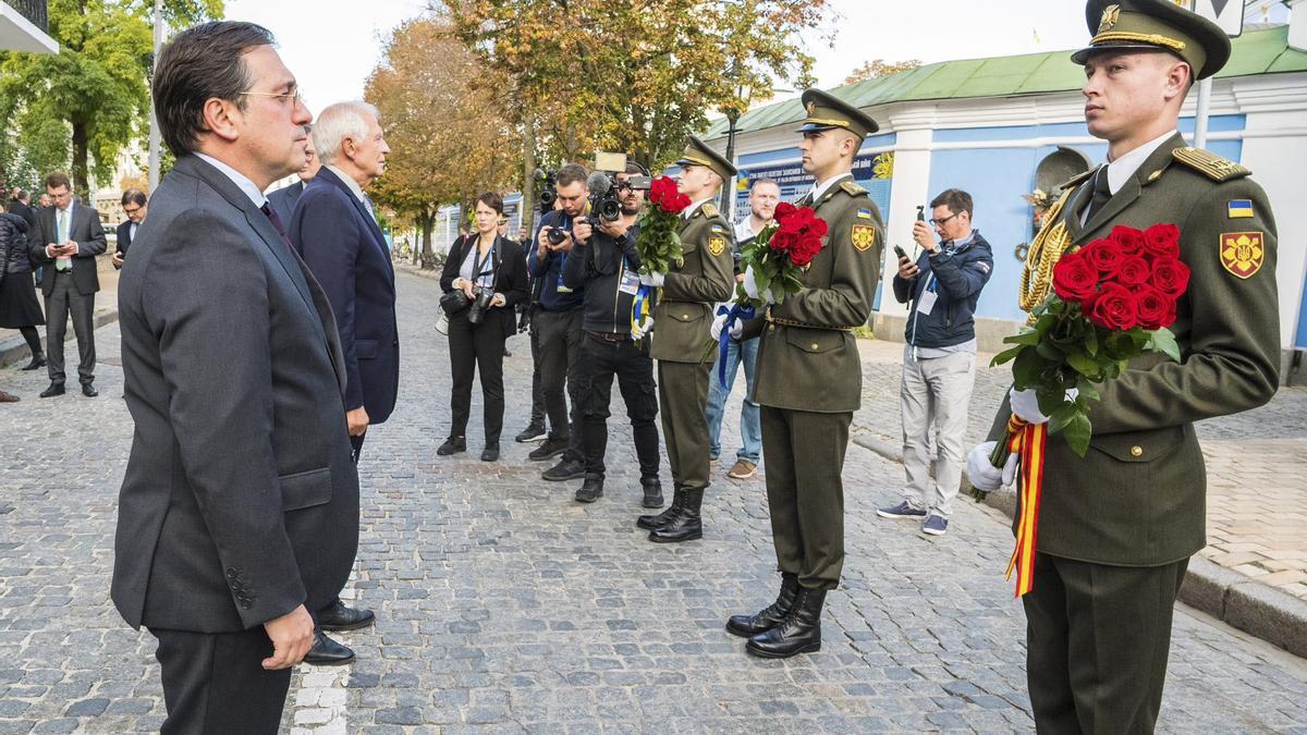 José Manuel Albares rinde homenaje en Kiev a los soldados ucranianos muertos desde 2014.