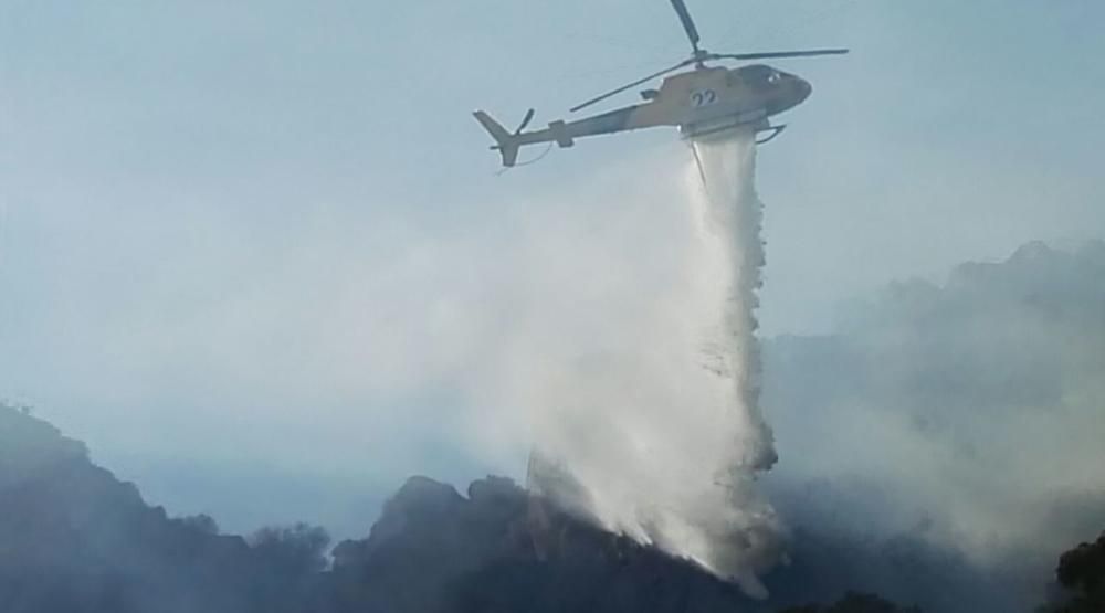 Un helicòpter treballant en l'incendi de l'Estartit