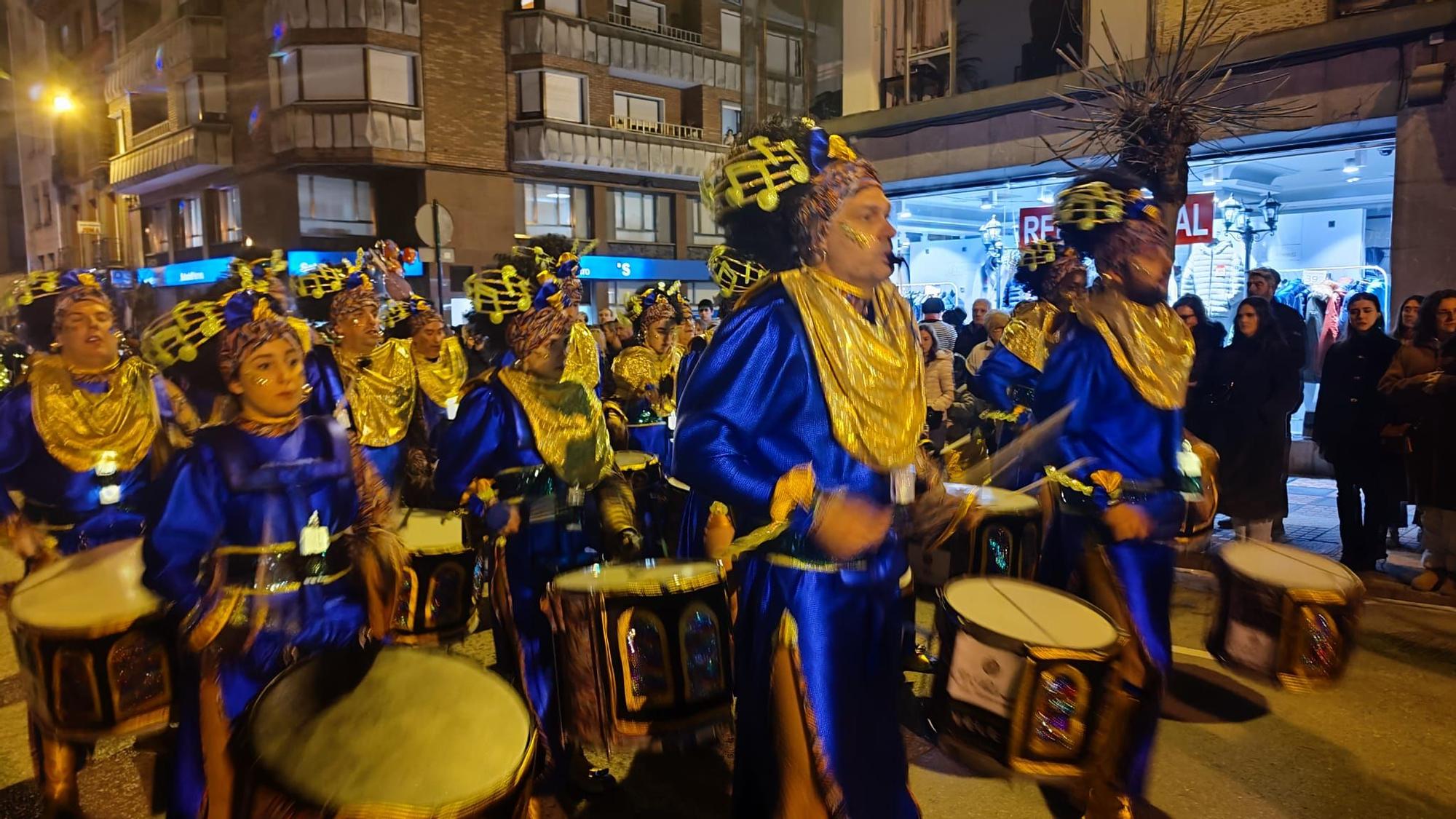 Así es el Antroxu de Mieres, con la truchona, Abba y hasta Depredador por las calles