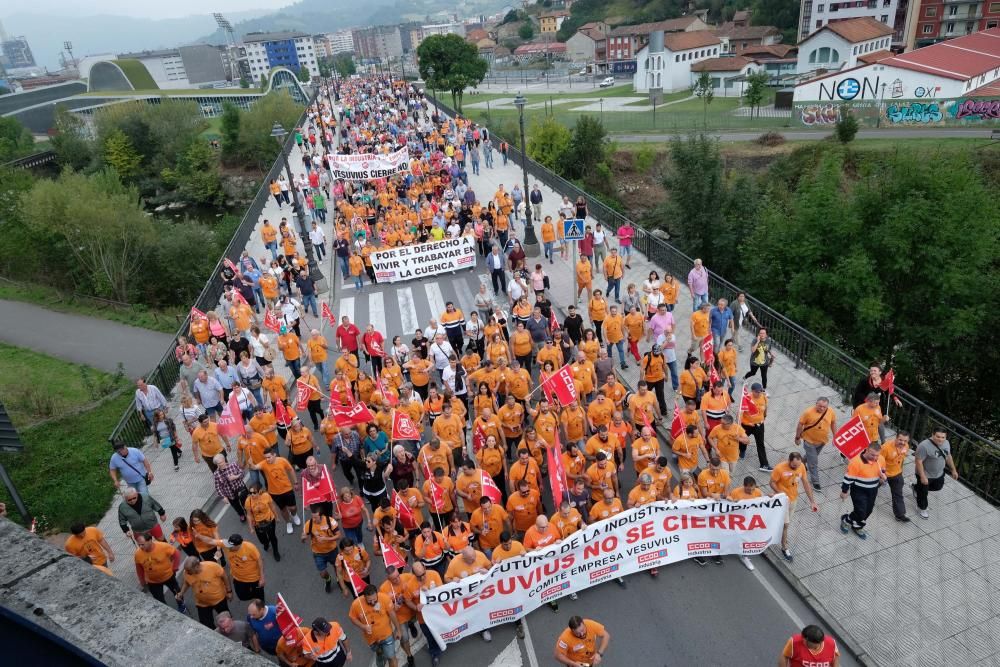 Siete mil personas claman en Langreo contra el cierre de Vesuvius