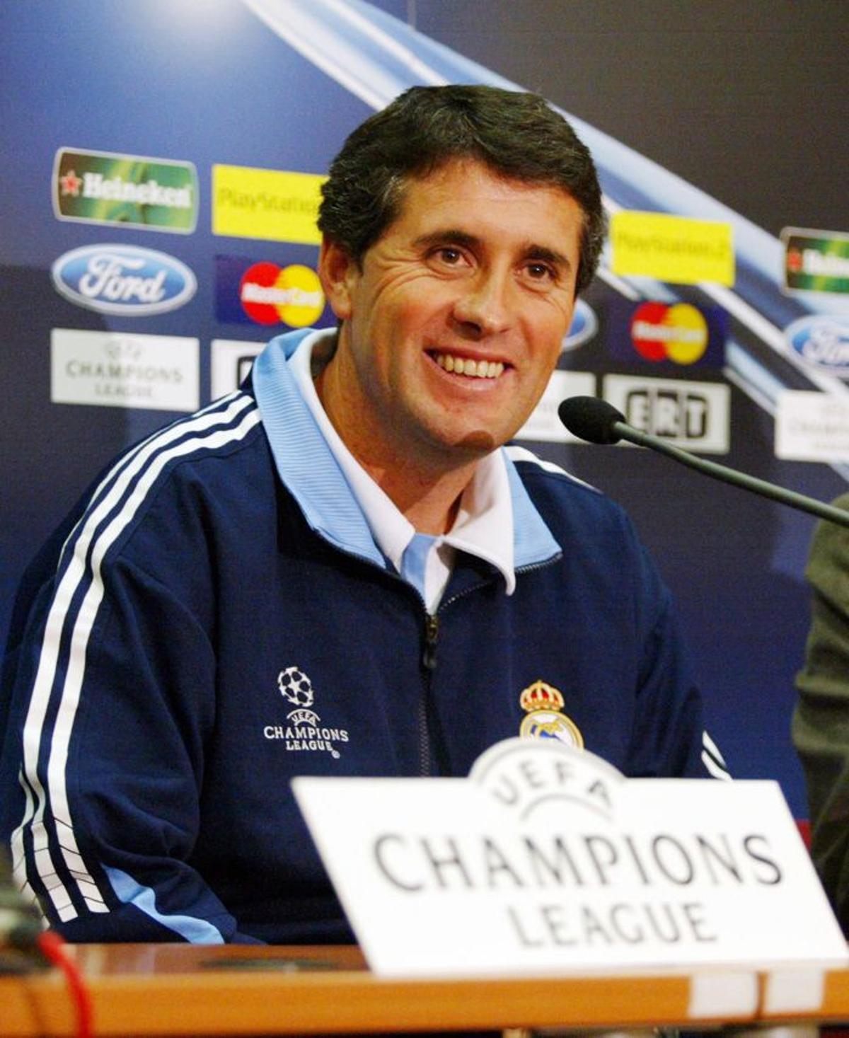 Juan Ramón López Caro, en su etapa como entrenador del Real Madrid, durante un partido de Champions.