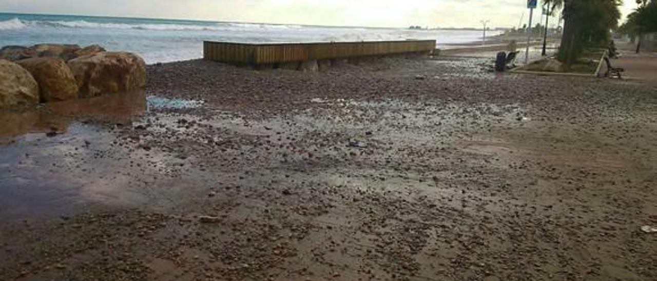 Un pequeño temporal inunda el paseo marítimo de Almenara