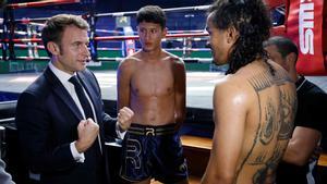 Macron visita un centro de Muay thai en Bangkok