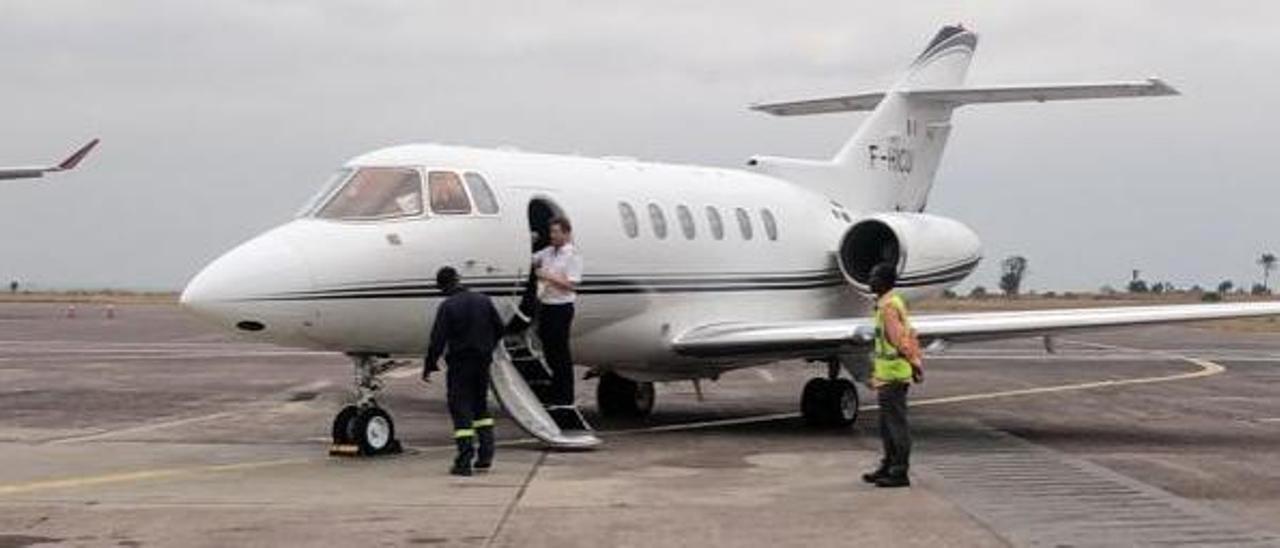 El avión medicalizado, antes de despegar de Kinshasa.