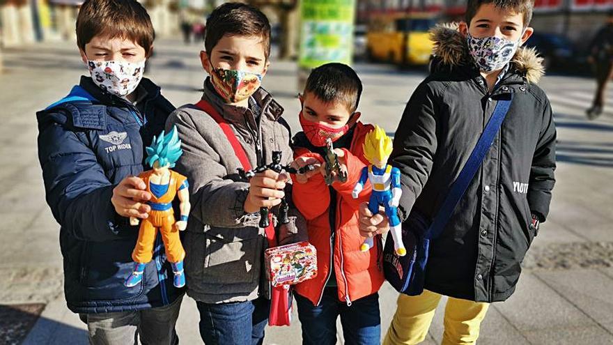 Unos niños en Cangas muestran sus regalos de Reyes.   | // S.Á.