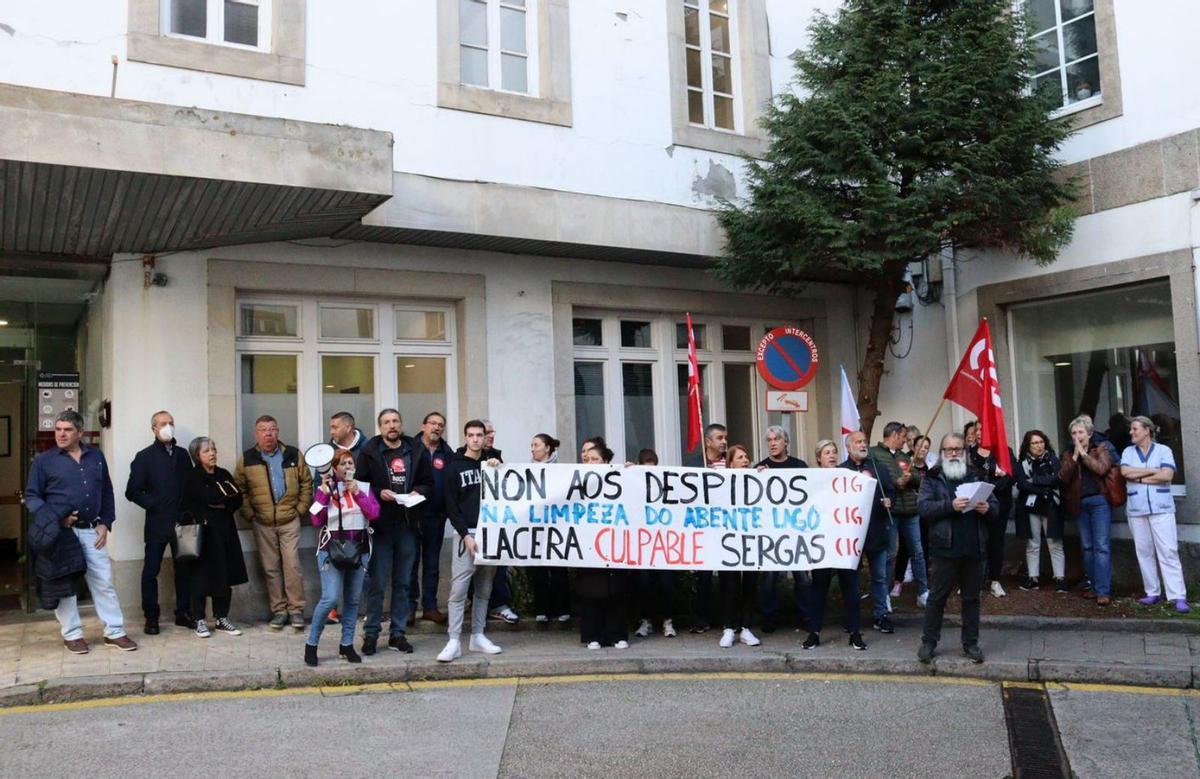 Protesta de personal de limpieza del Abente y Lago (Chuac), ayer, en la entrada del hospital. |  // L.O.