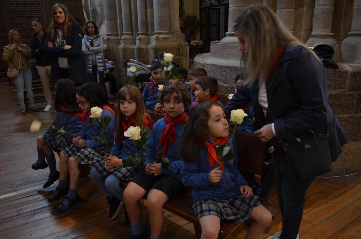 Ofrenda floral del colegio San Vicente de Paúl de Benavente a la Virgen de la Vega, en imágenes