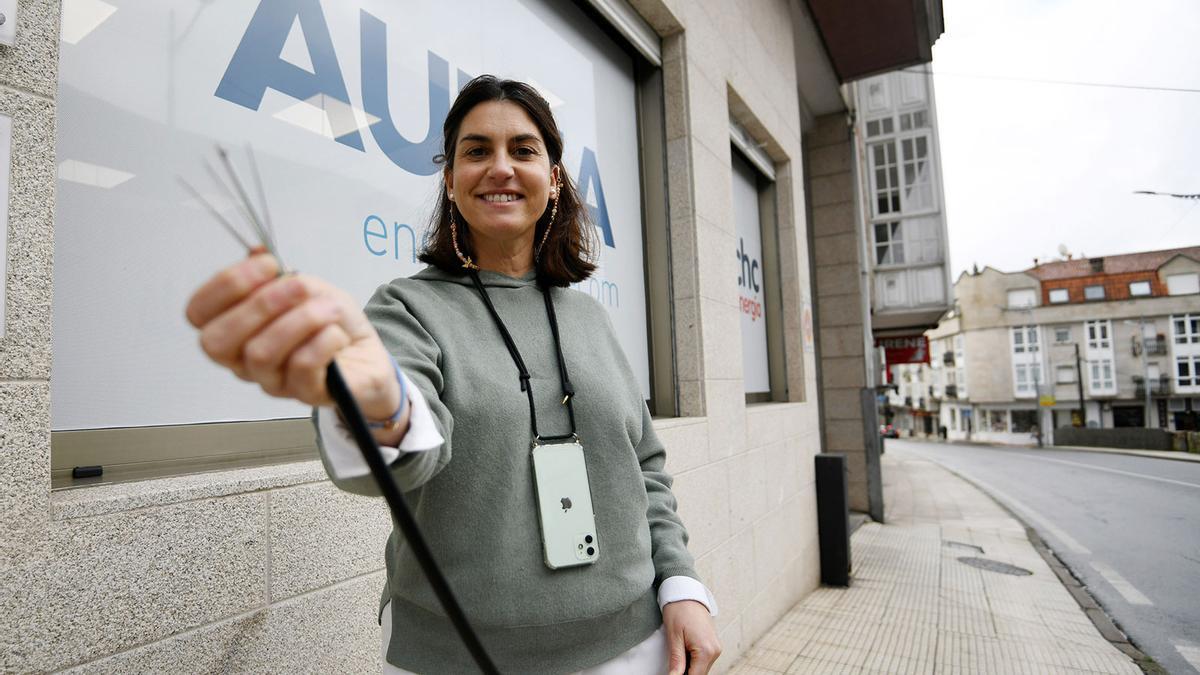 Beatriz Estévez, delante de la empresa Áurea Telecom