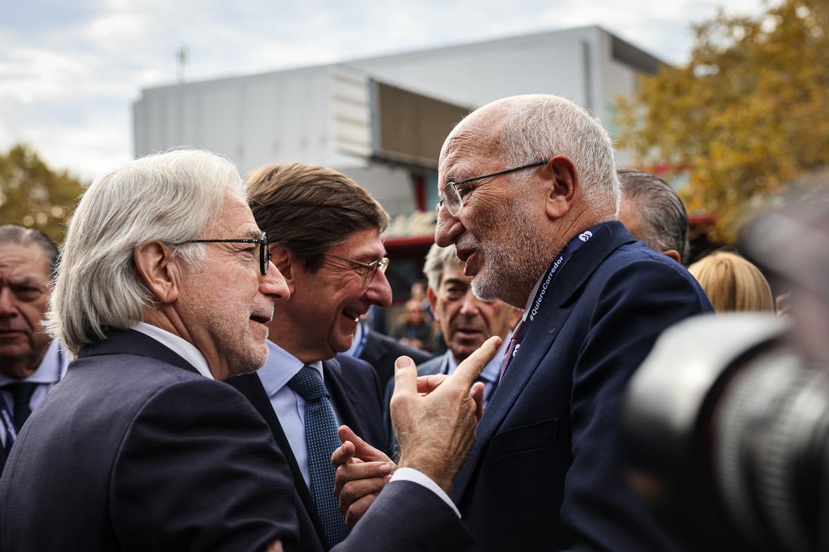 El presidente de Foment del Treball, Josep Sánchez Llibre, habla con el presidente de Mercadona, Juan Roig, en el acto Quiero Corredor celebrado en Barcelona.