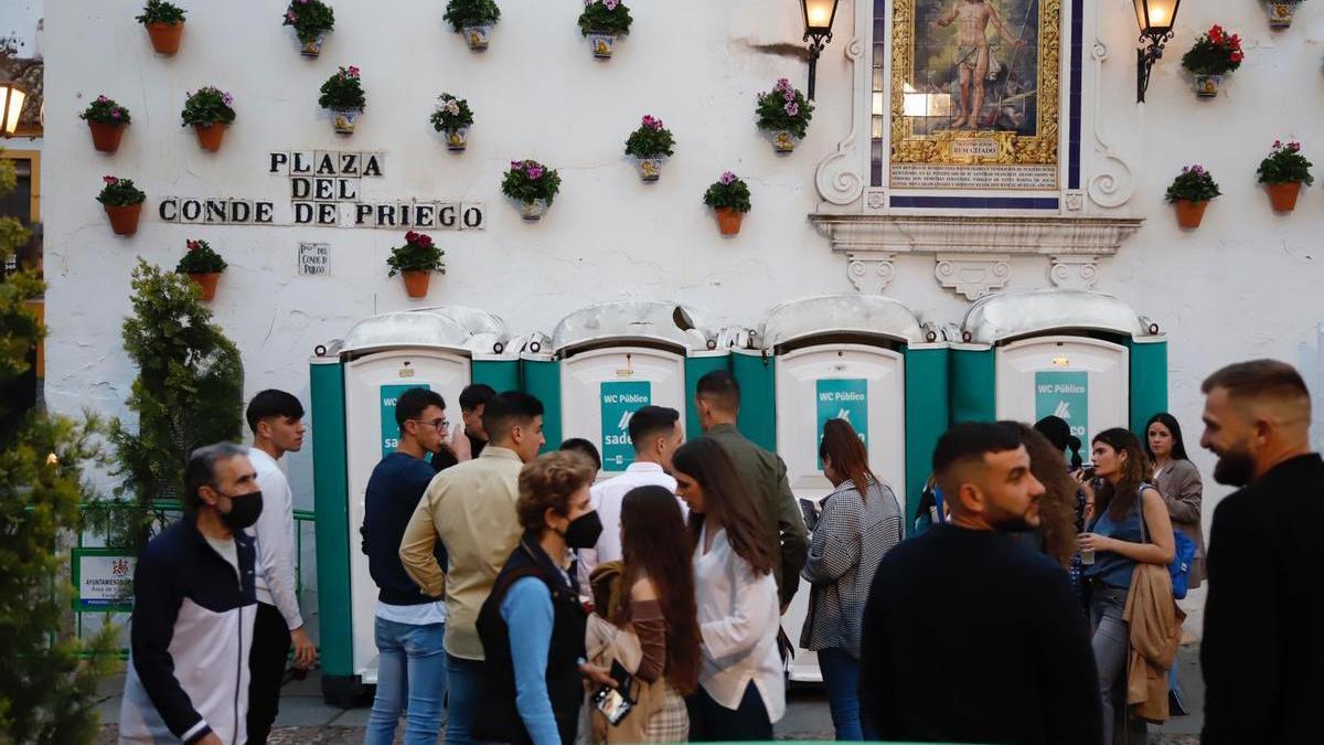 Urinarios portátiles en el entorno de una de las cruces de mayo de Córdoba.