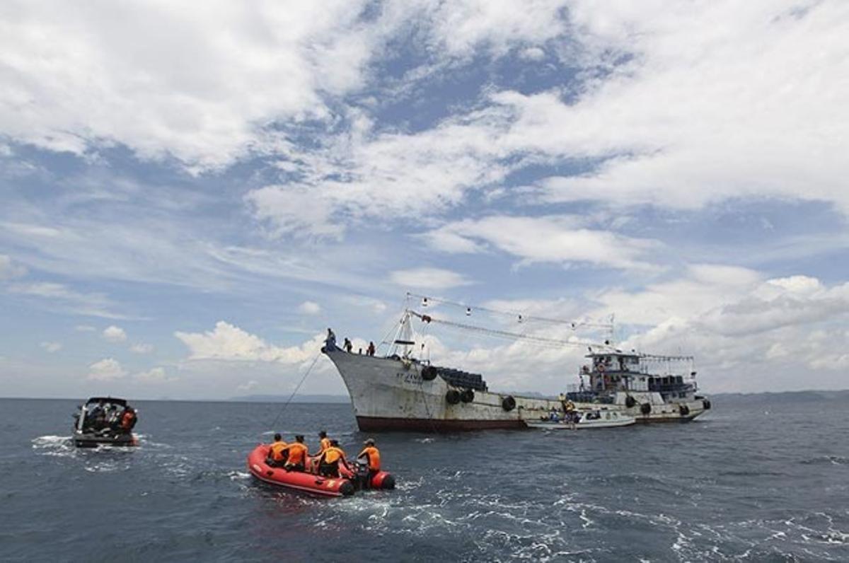 Uns bussejadors treballen en la recerca del ministre de l’Interior filipí, Jesse Manalastas Robredo, desaparegut després que l’avió privat en què viatjava s’estavellés dissabte a les aigües de la ciutat filipina de Masbate.