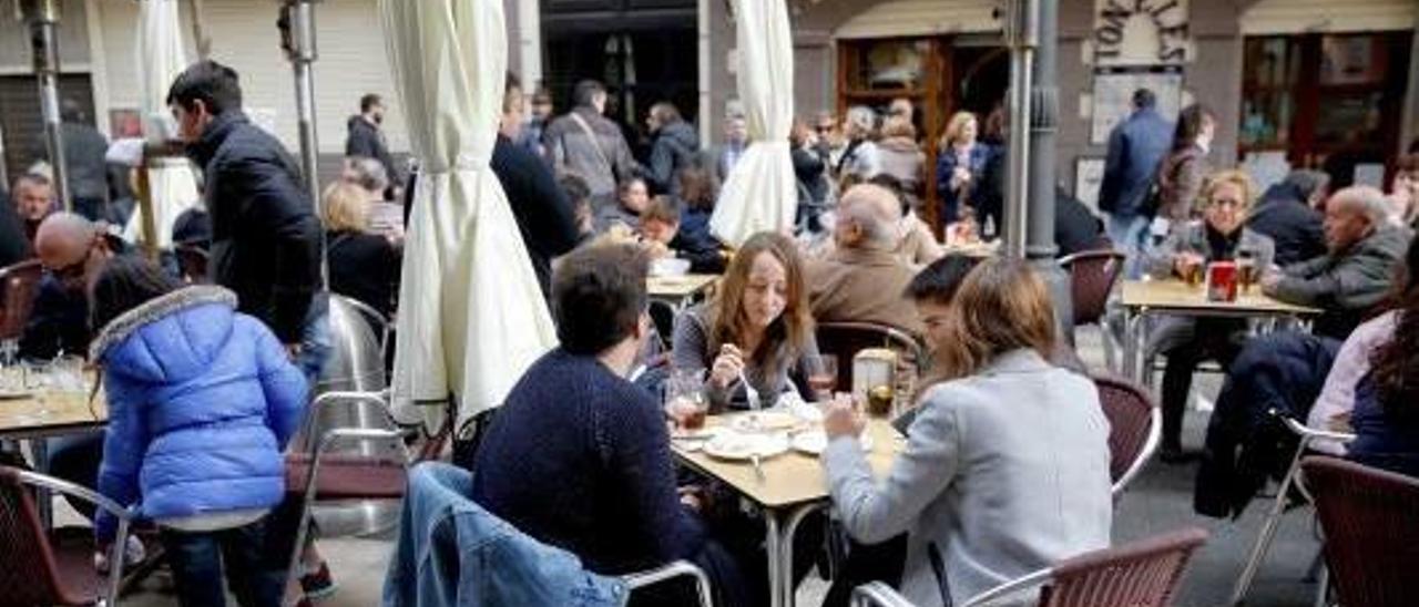 El gasto de los valencianos en bares y restaurantes se verá afectado durante este mes.